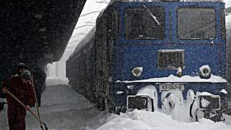 Circulația mai multor trenuri a fost suspendată din cauza condițiilor meteo. FOTO: Mediafax