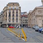 Stâlpișori anti-parcare, montați lângă Ateneu, unde mașinile blocau autobuzele STB
