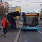 Autobuzele care circulau pe calea de rulare a tramvaielor, revin pe traseele inițiale, de sâmbătă. FOTO: TPBI
