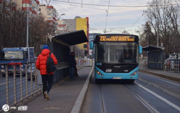 Autobuzele care circulau pe calea de rulare a tramvaielor, revin pe traseele inițiale, de sâmbătă. FOTO: TPBI