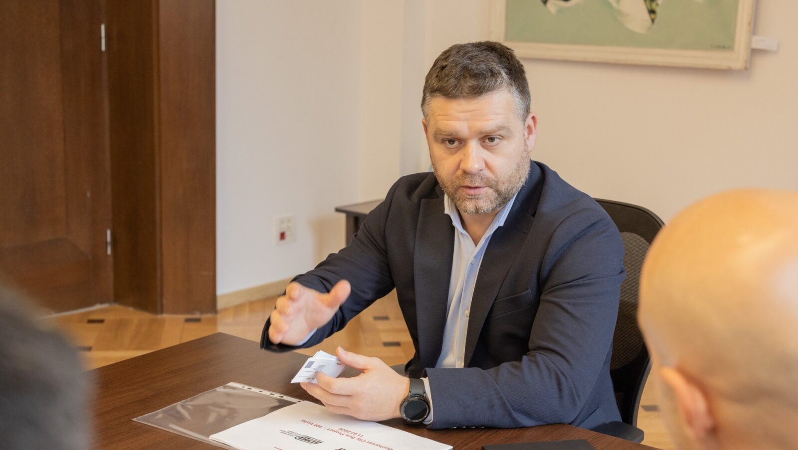 „Modelul Ungaria”: Primarul Ciucu trimite Poliția Locală să-i învețe pe bucureșteni să dea cu mătura