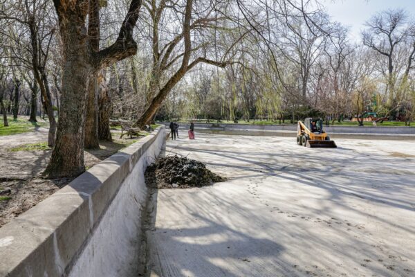 Lacul Cișmigiu se umple, cu apă. În paralel, ALPAB continuă amenajările. FOTO: PMB