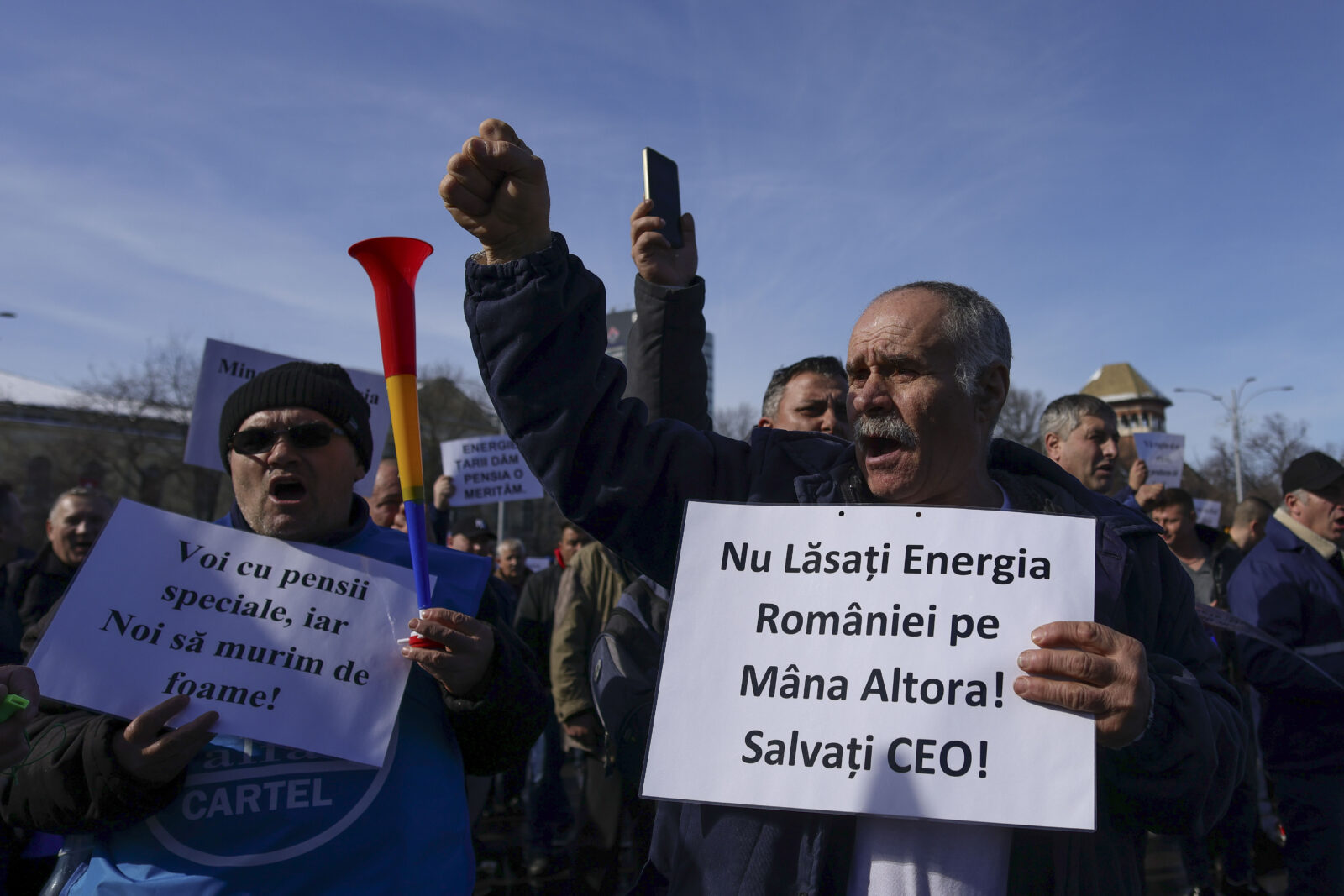 Minerii vor bloca Piața Victoriei. O mie de manifestanți protestează marți la București | Digi24