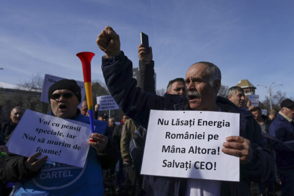 Minerii vor bloca Piața Victoriei. O mie de manifestanți protestează marți la București | Digi24