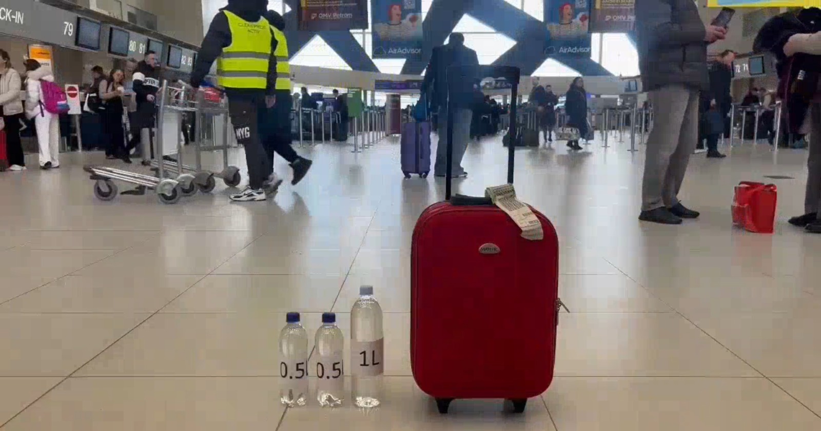 Premieră pe Aeroporturile Capitalei | Limita de 100 de ml de lichide pentru bagajele de mână a fost eliminată. Câtă apă pot pasagerii să ia cu ei