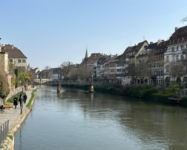 REPORTAJ | Tramvaiele din Strasbourg șoptesc. „Capcana” turistică pe care am găsit-o lângă catedrală