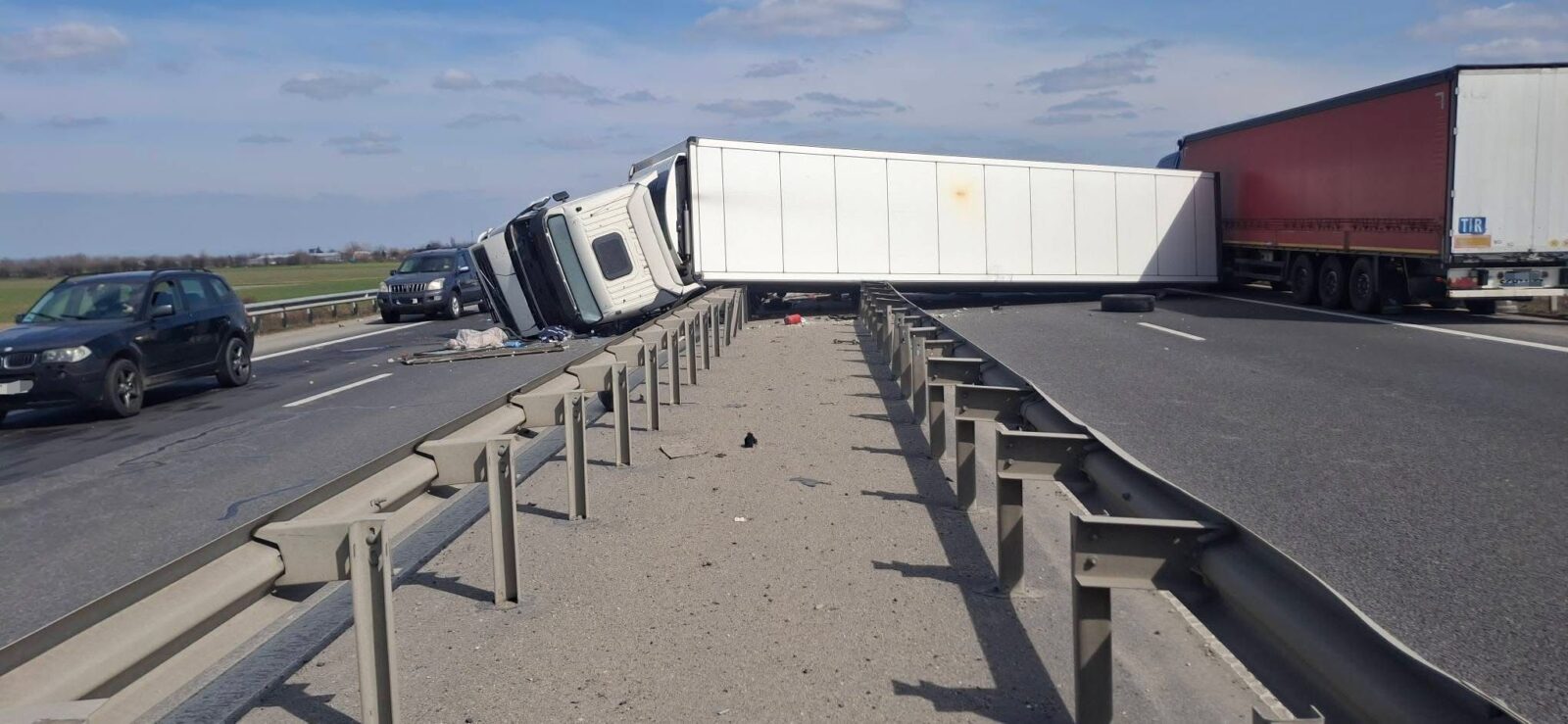 Un TIR s-a răsturnat pe Autostrada A3. Traficul este restricționat pe ambele sensuri de mers