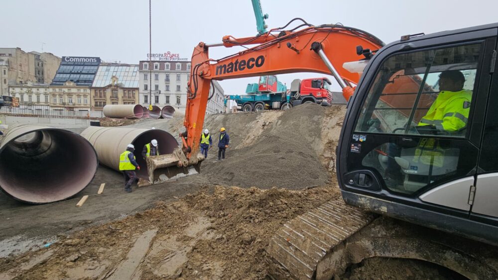 Se montează conductele de preaplin la planșeul Unirii. Cat de aproape sunt țevile de vestigiile descoperite