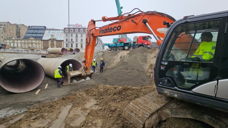 Se montează „conductele de preaplin” la planșeul Unirii. Cât de aproape sunt țevile de vestigiile descoperite