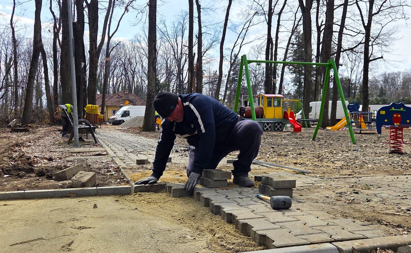 Loc de joacă și alei modernizate pe Aleea Privighetorilor. Primăria amenajează și o parcare în zonă | FOTO: PS1