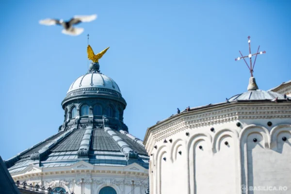 Slujba de Paști, de anul acesta, are loc la Catedrala Patriarhală „Sfinții Împărați Constantin și Elena”. FOTO: basilica.ro