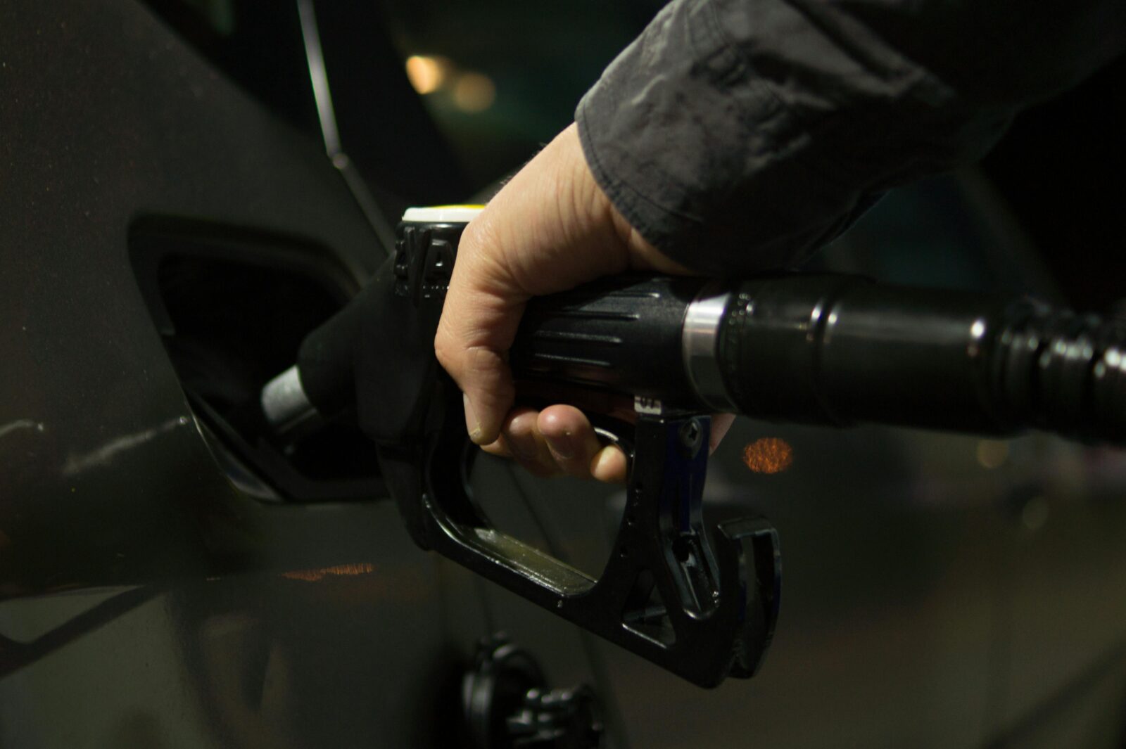 Ajutorul pentru carburant, aprobat în Consiliul Local al Sectorului 4. Foto: Pexels