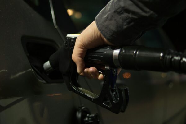 Ajutorul pentru carburant, aprobat în Consiliul Local al Sectorului 4. Foto: Pexels