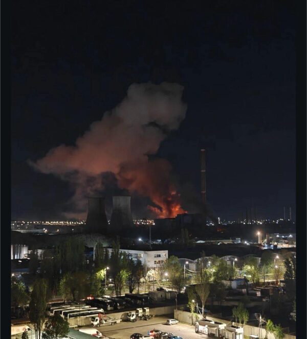 Incendiu puternic la CET Vest. Se intervine cu șapte autospeciale. FOTO: Info Trafic Bucuresti si Ilfov