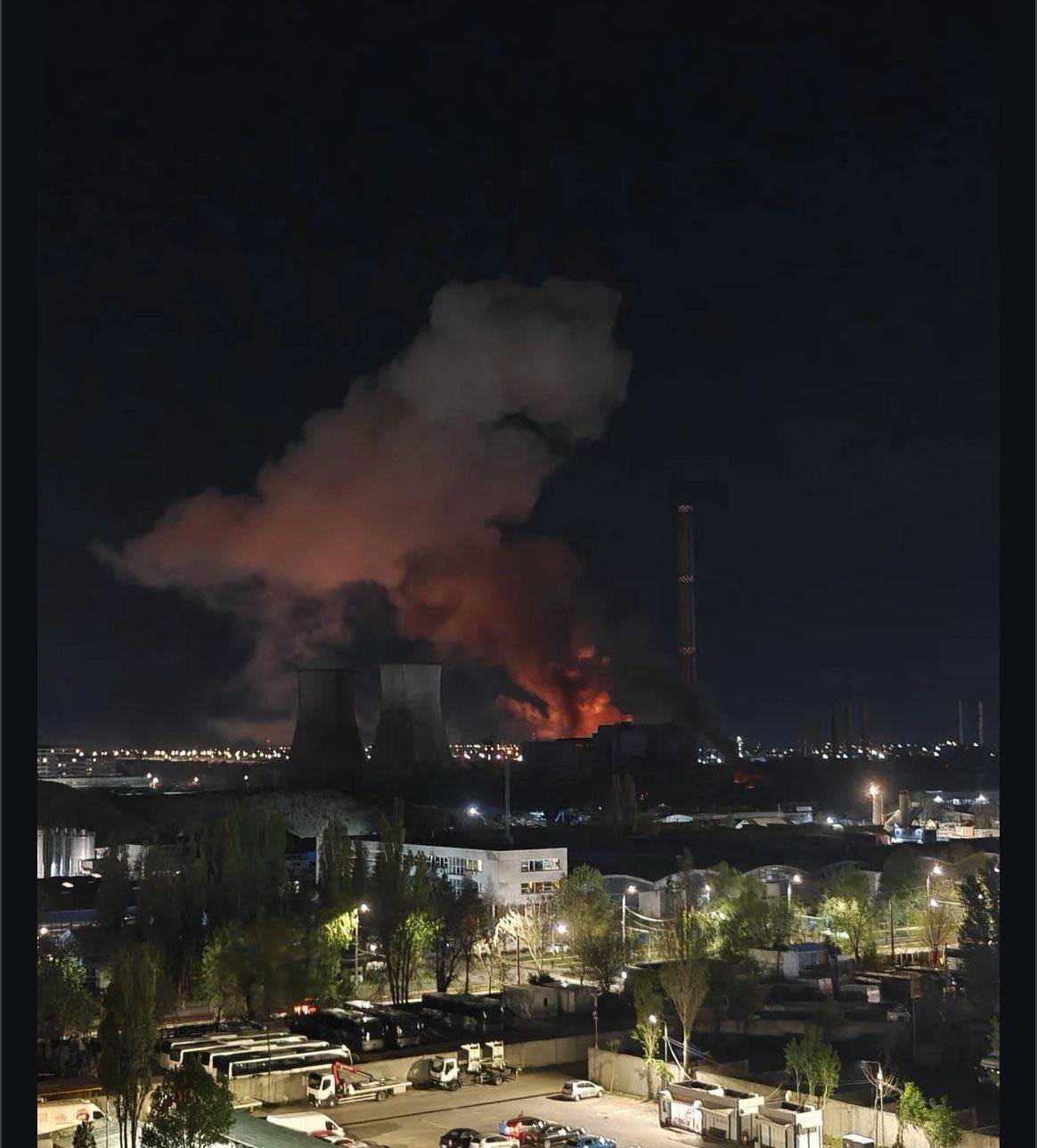 Incendiu puternic la CET Vest. Se intervine cu șapte autospeciale. FOTO: Info Trafic Bucuresti si Ilfov
