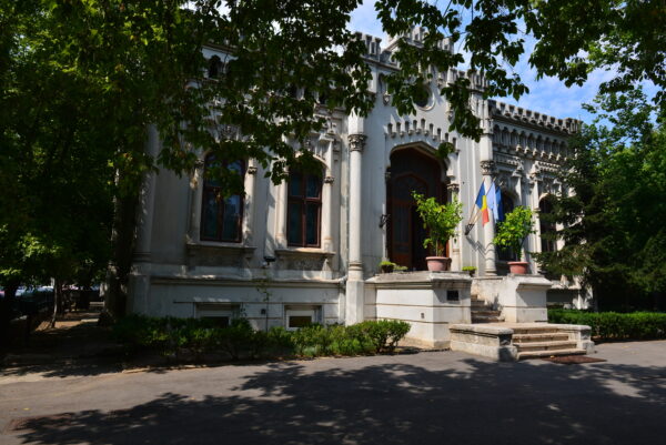 Grădina Casei Universitarilor va fi reamenajată, prin concurs internaţional de soluţii. FOTO: OAR