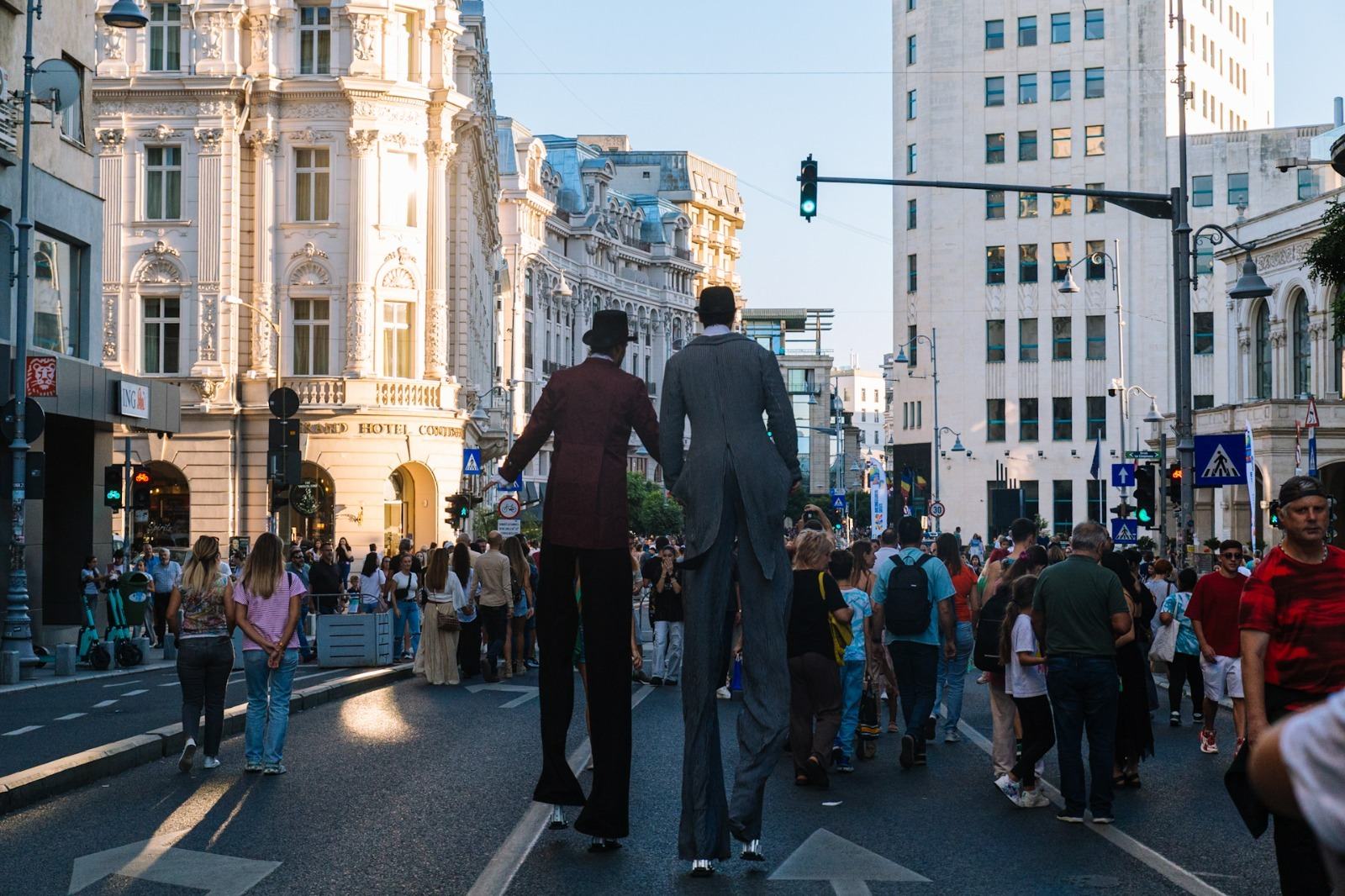 Primăria Capitalei „reduce decibelii” de pe Calea Victoriei, după investigația (BdB) „Străzi Deschise pentru afaceri de partid”