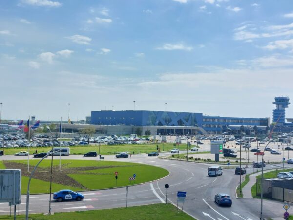 O companie low-cost renunță la aproape toate cursele de pe Otopeni