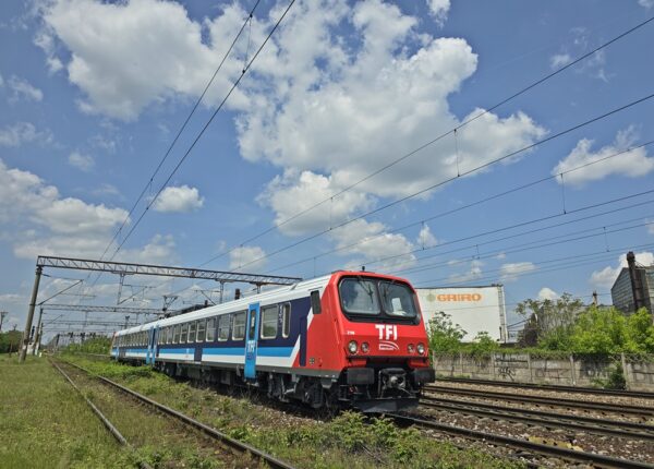 Tranzacție „secretă“: Trenurile luxemburgheze din anii '90 concurează CFR Călători pe ruta București-Suceava | FOTO: Gabi23 via Metrou Ușor