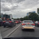 Linia 5 de tramvai, așteptată de nouă ani, este constant blocată de mașini.