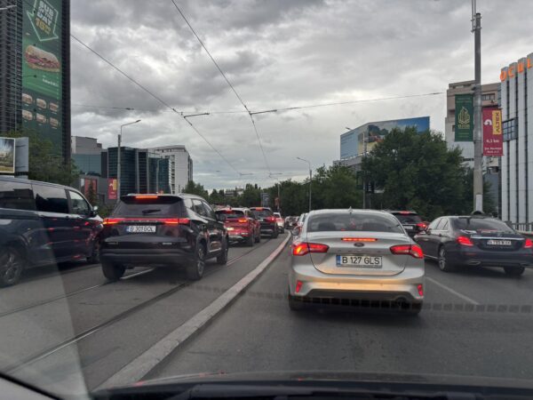 Linia 5 de tramvai, așteptată de nouă ani, este constant blocată de mașini.