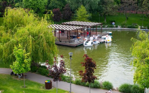 S-a dat startul plimbărilor cu barca, la Debarcaderul din Parcul Drumul Taberei. FOTO: PS6