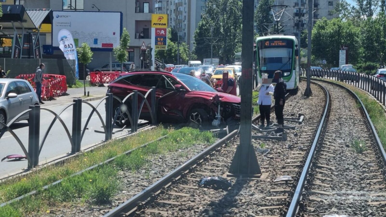Linia 41, blocată pe Șoseaua Virtuții din cauza unui accident. O mașină a intrat pe șina de tramvai