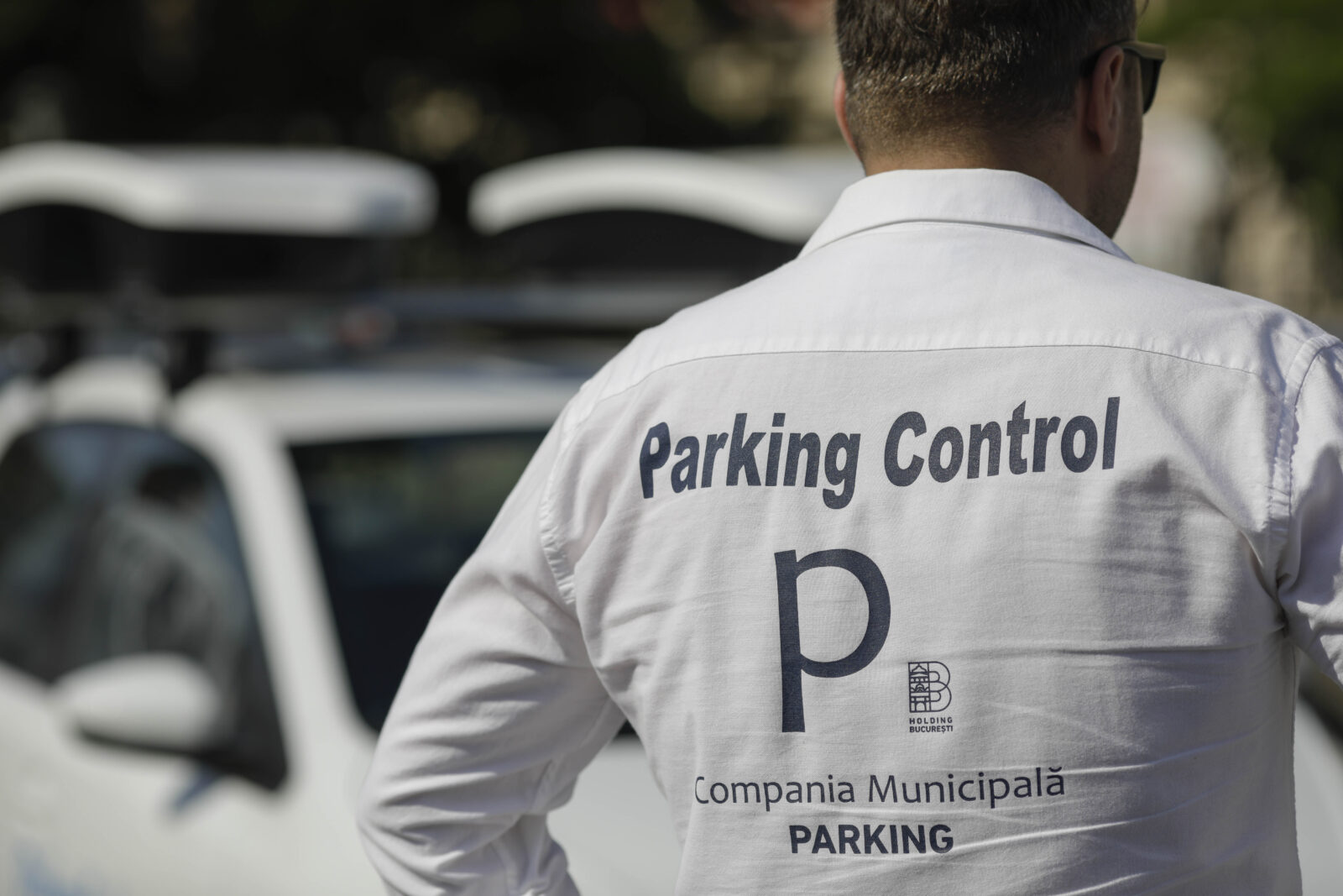 INVESTIGAȚIE | Firmă fără angajați, care vinde articole sanitare, furnizează indicatoare rutiere în București. Compania de Parking a încredințat contractul de peste 50.000 de euro unui SRL cu legături în PUSL
