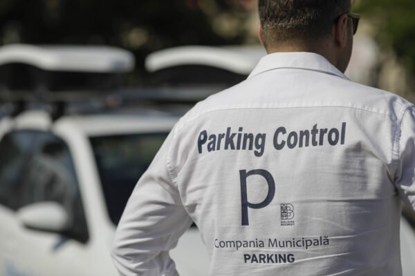 INVESTIGAȚIE | Firmă fără angajați, care vinde articole sanitare, furnizează indicatoare rutiere în București. Compania de Parking a încredințat contractul de peste 50.000 de euro unui SRL cu legături în PUSL