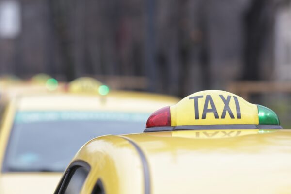 COTAR, FORT și 18 firme de taxi din București, amendate de Consiliul Concurenței cu aproape 4 milioane de lei