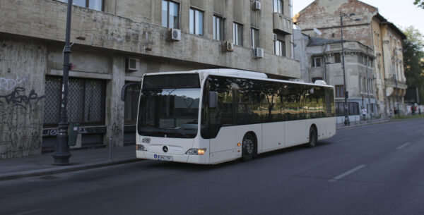 20 de șoferii ai STB, acuzați că au furat o tonă de motorină din autobuze, puși sub control judiciar