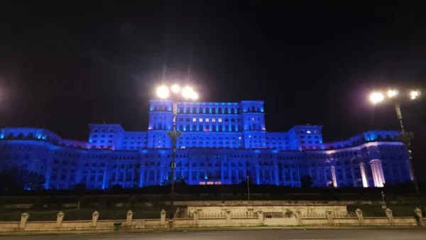 Palatul Parlamentului va fi iluminat în albastru, în Săptămâna siguranței rutiere. FOTO: Palatul Parlamentului