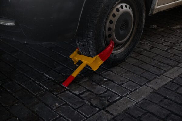 Primăria Sectorului 4 plăteşte peste 12 milioane de euro pentru servicii de ridicare a maşinilor parcate ilegal. Foto: Unsplash