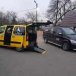 serviciu de taxi adaptat persoanelor cu dizabilități