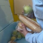 Un sandwich și un fruct, în loc de mâncare caldă. Peste 600 de elevi din Sectorul 1 au fost uitați de Guvern în programul „Masă sănătoasă”. FOTO: euronews.ro
