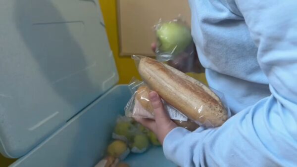 Un sandwich și un fruct, în loc de mâncare caldă. Peste 600 de elevi din Sectorul 1 au fost uitați de Guvern în programul „Masă sănătoasă”. FOTO: euronews.ro