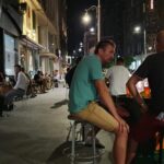 Fără muzică după ora 22:00 și expertize fonice obligatorii: Sunt vizate „stilurile caracterizate prin bass puternic și variații dinamice intense”. Ce propune noul regulament pentru terase al PMB.