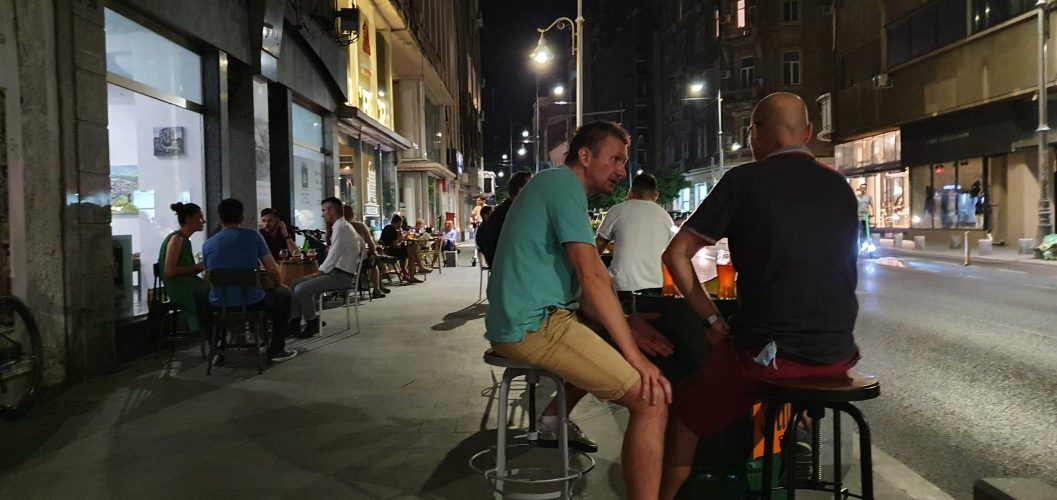 Fără muzică după ora 22:00 și expertize fonice obligatorii: Sunt vizate „stilurile caracterizate prin bass puternic și variații dinamice intense”. Ce propune noul regulament pentru terase al PMB.