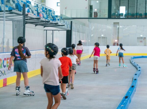 Berceni Arena deschide din nou „Patinoarul de Vară”. Bucureștenii sunt așteptați cu role, patine cu rotile și trotinete