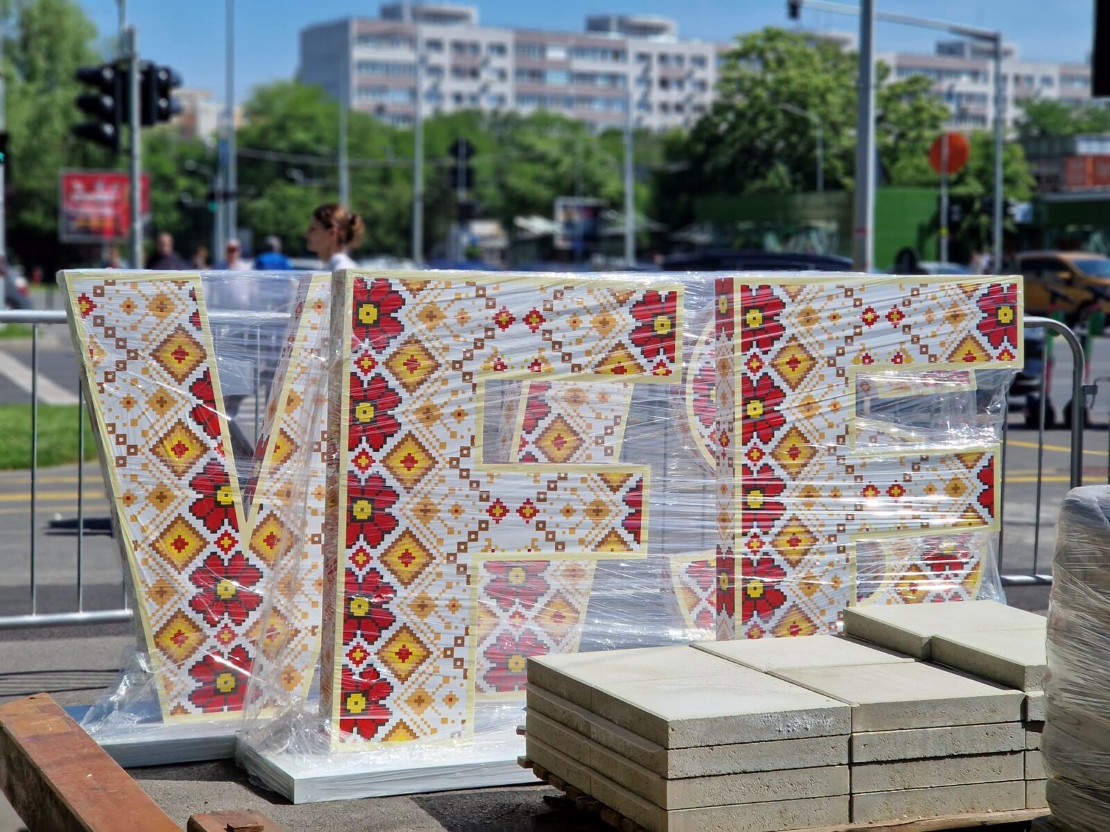 Pregătirile pentru West Side Flower Fest, pe ultima sută de metri. A început montarea decorului în Parcul Drumul Taberei