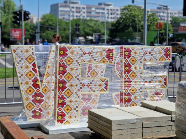 Pregătirile pentru West Side Flower Fest, pe ultima sută de metri. A început montarea decorului în Parcul Drumul Taberei