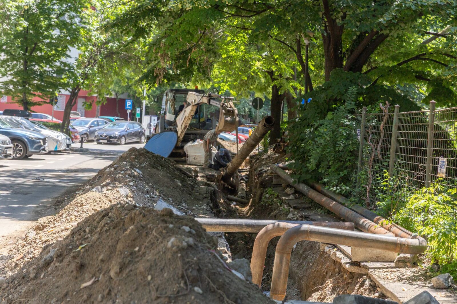 Mobilizare care lasă de dorit pe cel mai întârziat șantier de termoficare din București. Pe Calea Văcărești lucrau doar 3 muncitori