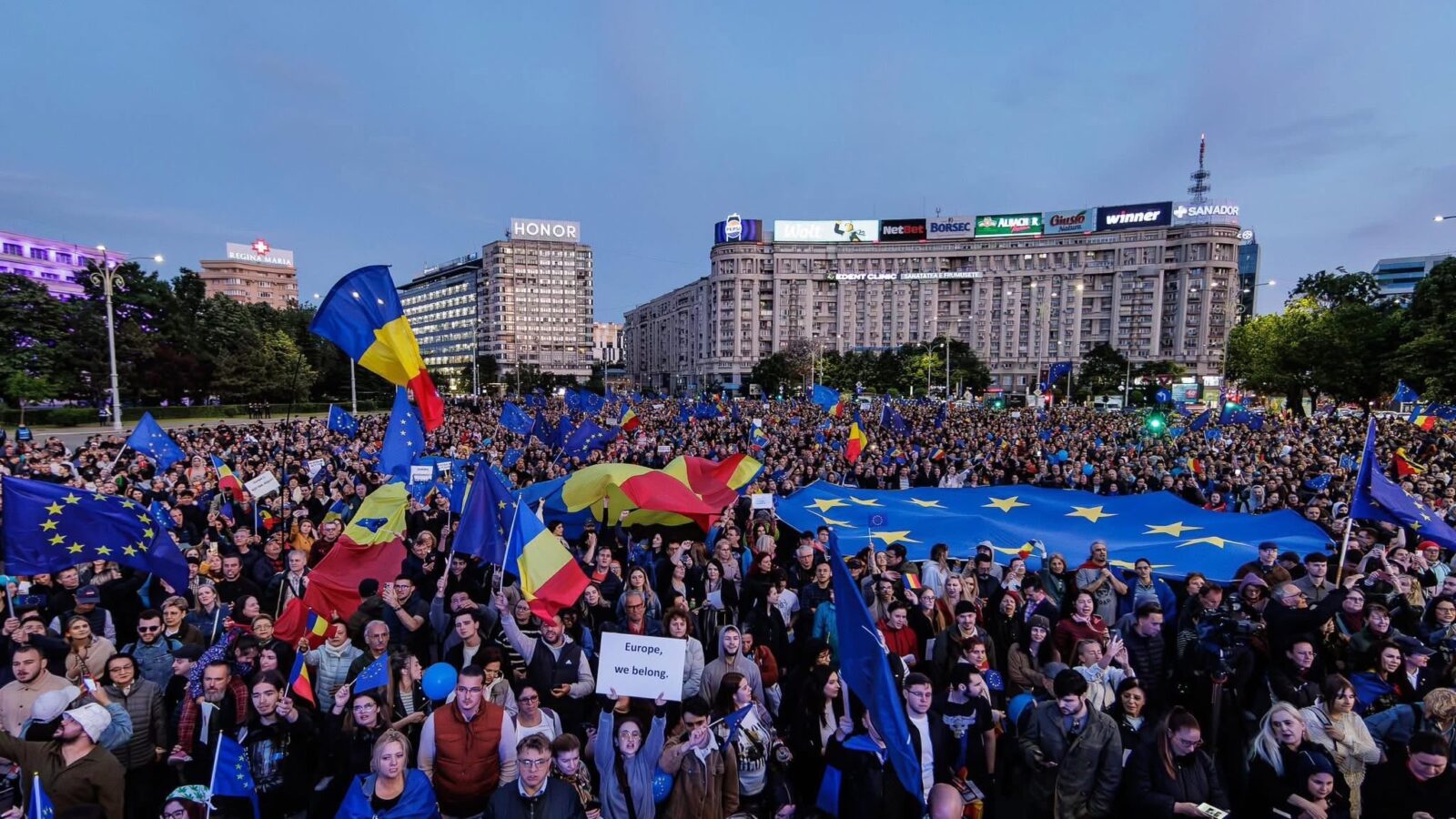 Protest, vineri seară, în Piața Victoriei. „Când sună Lia, România onestă iese în stradă să apere democrația.”