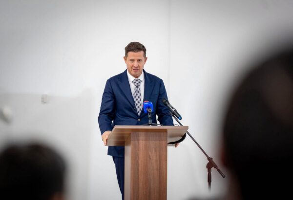Hubert Thuma, atac la adresa lui Bolojan, după ce a fost exclus din PNL: Omul care a trăit din sinecurile îmi cere să renunț la mandat