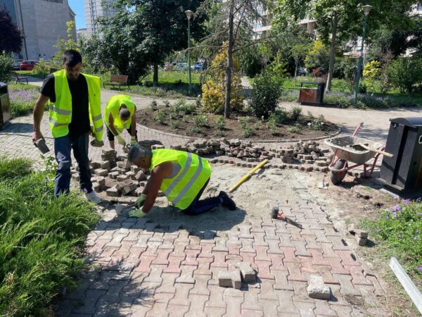 Primăria Generală repară aleile din fața Sălii Palatului cu firma anchetată în dosarul extinderii Cimitirului Militar Ghencea