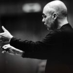 Dennis Russell Davies dirijează pentru prima dată Orchestra Filarmonicii „George Enescu”
