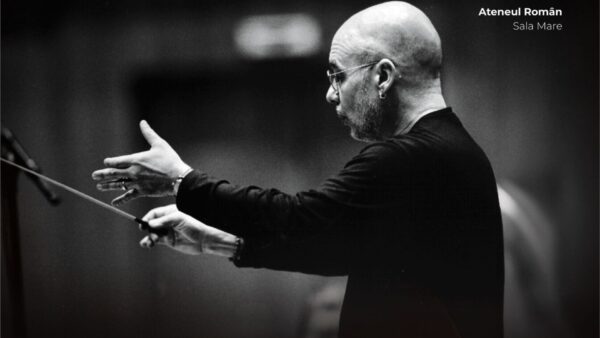 Dennis Russell Davies dirijează pentru prima dată Orchestra Filarmonicii „George Enescu”