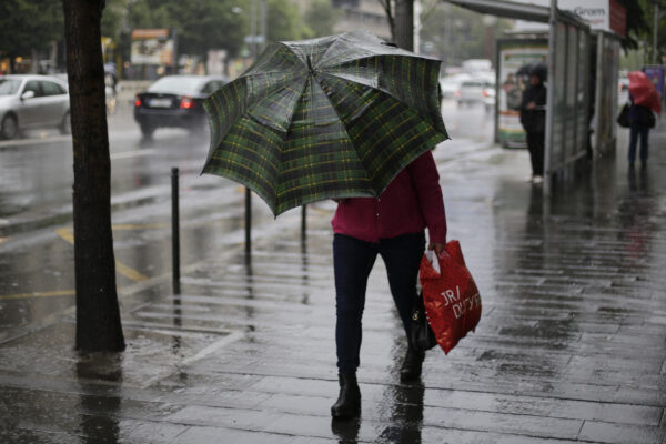 Ploi torențiale și vânt puternic în București. ANM a emis un cod galben de instabilitate atmosferică