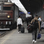 Întârziere de peste două ore la un tren cu sosire în Gara de Nord. Un șofer de tir a traversat calea ferată fără să se asigure | FOTO: Inquam Photos /Octav Ganea