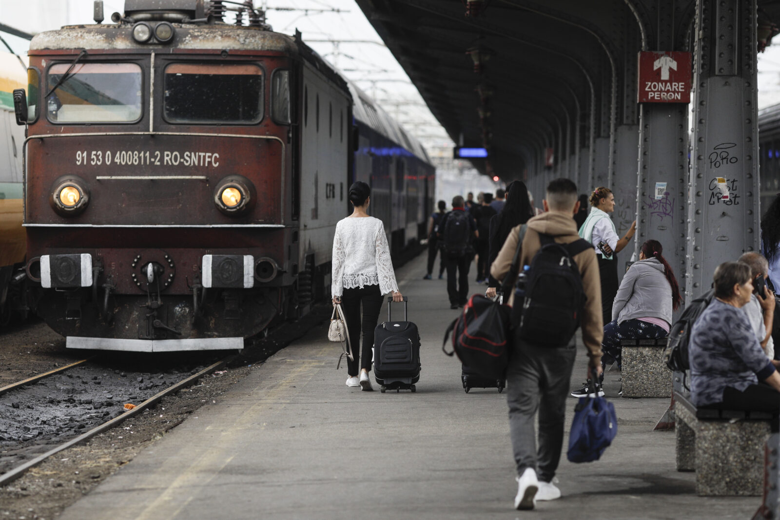 Întârziere de peste două ore la un tren cu sosire în Gara de Nord. Un șofer de tir a traversat calea ferată fără să se asigure | FOTO: Inquam Photos /Octav Ganea